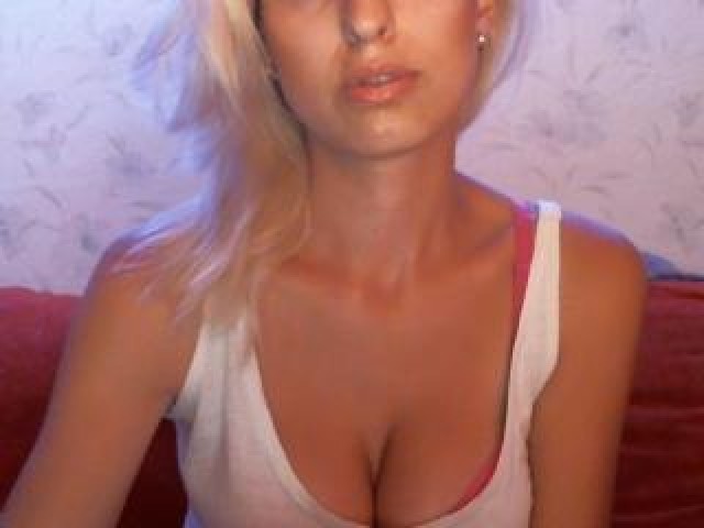 38533-viktoriyakiss-medium-tits-webcam-babe-tits-blonde-webcam-model